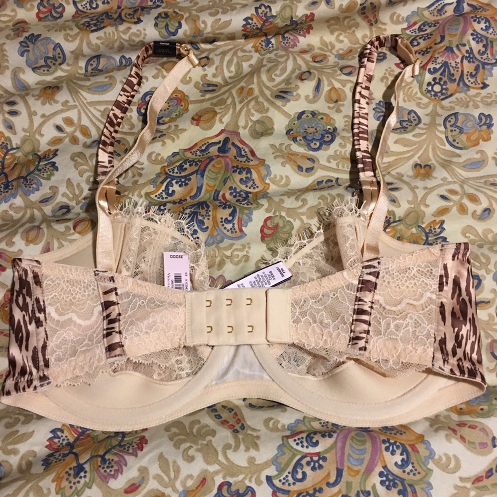 New with tags! 32DDD Victoria’s Secret Balconet Bra - Picture 2 of 2